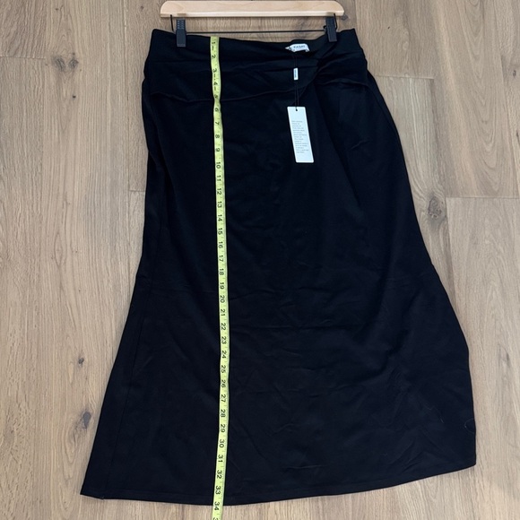Elegant Black Pencil Skirt - Picture 5 of 5